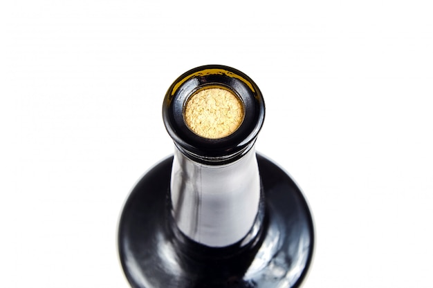 Bottiglia di vetro tappata di vino rosso, isolata