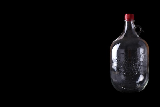 Bottiglia di vetro vuota isolata su nero Bottiglia di vino Spazio per il testo