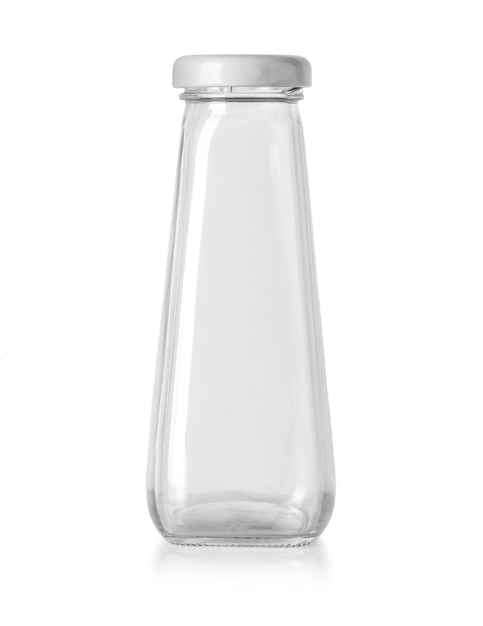 Bottiglia di vetro vuota isolata su sfondo bianco con tracciato di ritaglio