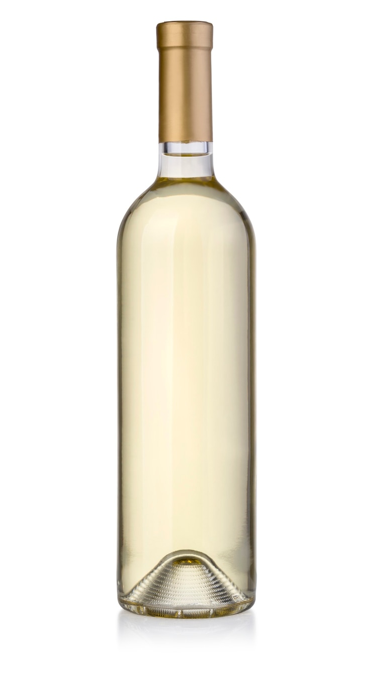 Bottiglia di vino bianco isolata su bianco