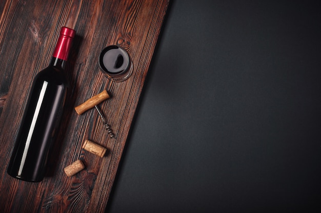 Bottiglia di vino cavatappi e bicchiere da vino