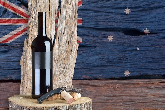 Bottiglia di vino con bandiera australiana sullo sfondo