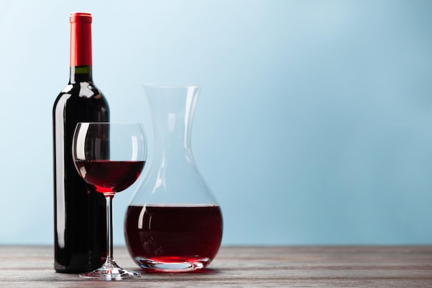 Bottiglia di vino con bicchiere di vino rosso e decanter