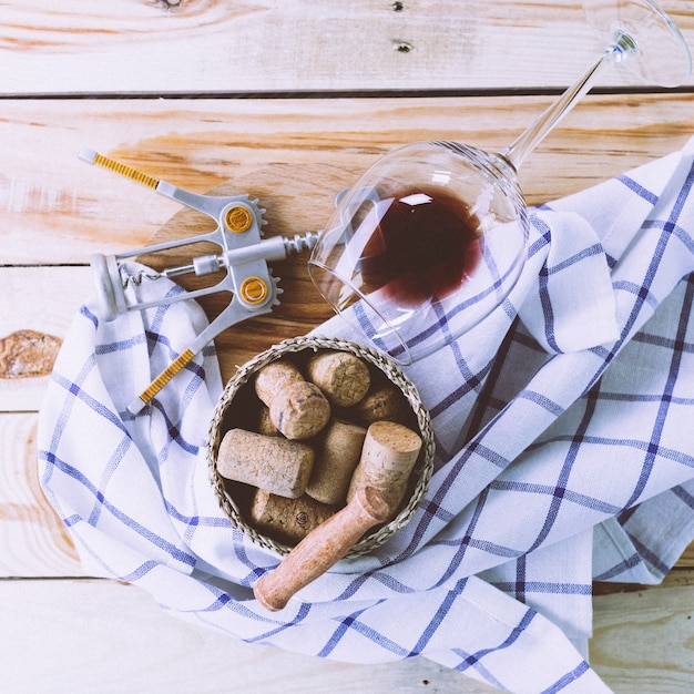 Bottiglia di vino con bicchiere di vino su fondo di legno bianco