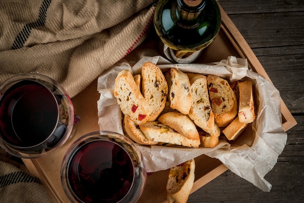 Bottiglia di vino e bicchieri