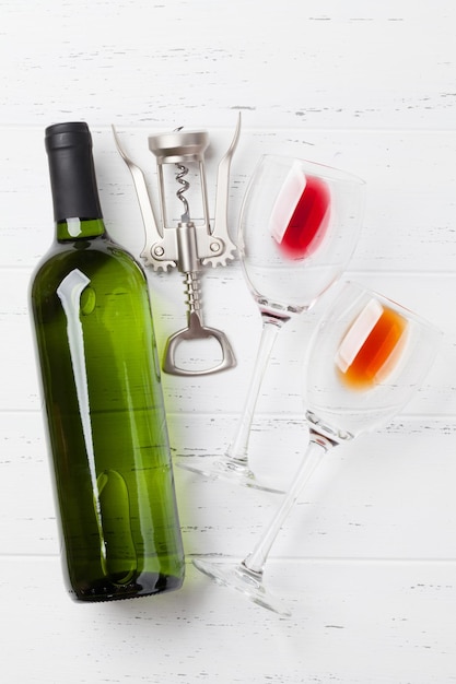 Bottiglia di vino e bicchieri