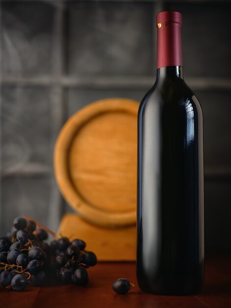 Bottiglia di vino e uva sul tavolo