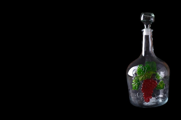 Bottiglia di vino in vetro vuota isolata su nero Copyspace