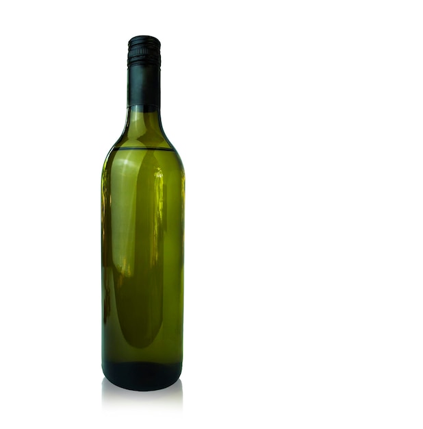 Bottiglia di vino isolata su sfondo bianco con tracciati di ritaglio per la progettazione grafica