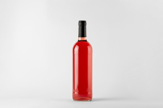 Bottiglia di vino rosso con vino rosato isolato su bianco