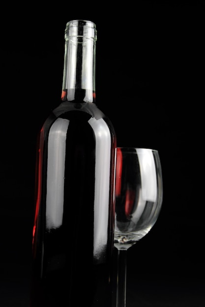 Bottiglia di vino rosso e bicchiere di cristallo