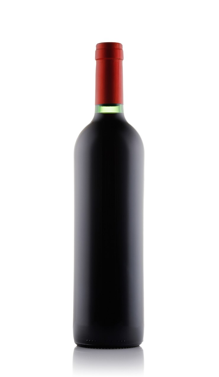 Bottiglia di vino rosso isolato su superficie bianca