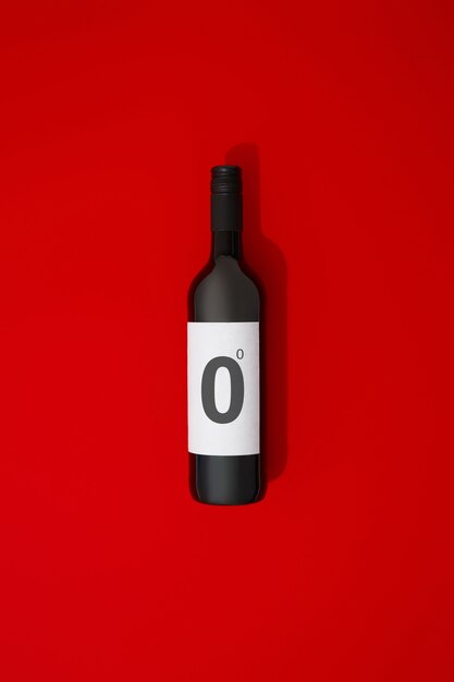 Bottiglia di vino rosso senza alcol su sfondo colorato