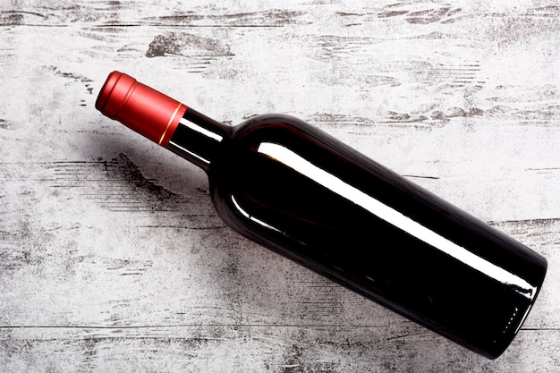 Bottiglia di vino rosso sul tavolo