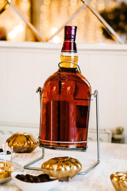 Bottiglia di whisky sul tavolo