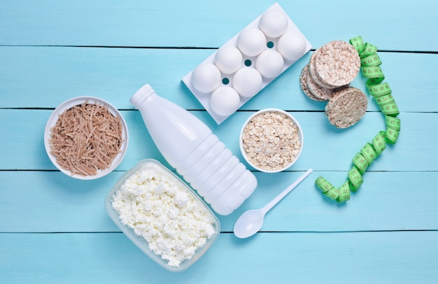 Bottiglia di yogurt, pane tondo croccante, pasta di grano saraceno, farina d'avena e ricotta