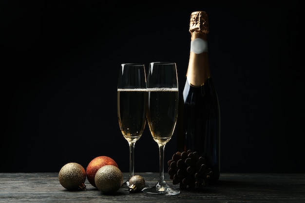 Bottiglia e bicchieri di champagne