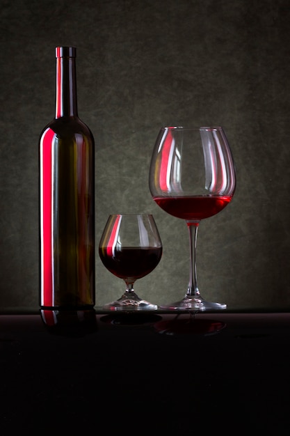 Bottiglia e bicchieri di vino