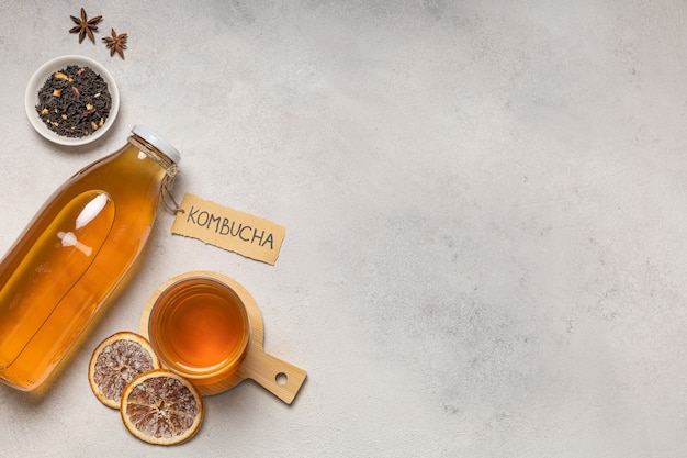 Bottiglia Kombucha con la scritta "Kombucha" e un bicchiere di bevanda