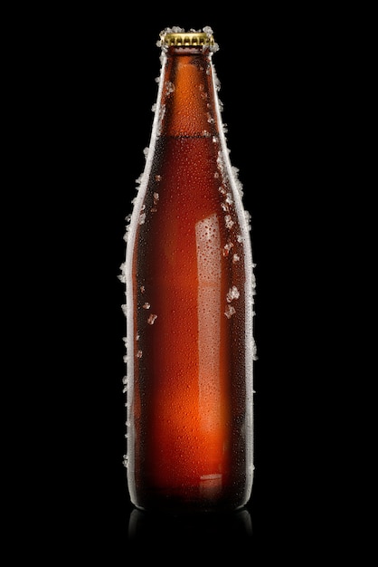 Bottiglia marrone di birra su sfondo nero