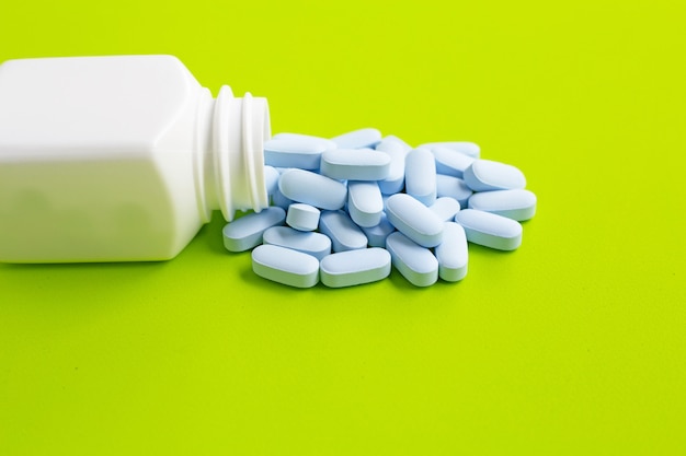 Bottiglia medicinale con pillole blu