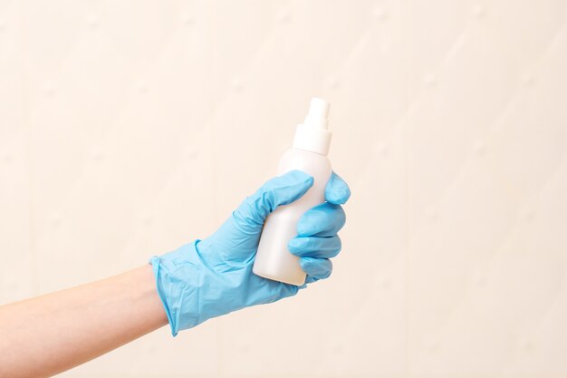 Bottiglia per spremere disinfettante per le mani. Bottiglia. chiudere le mani della ragazza con antisettico