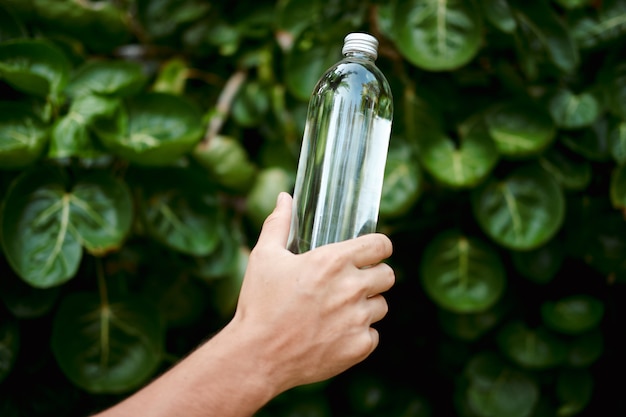 Bottiglia riutilizzabile in vetro trasparente per acqua a mano