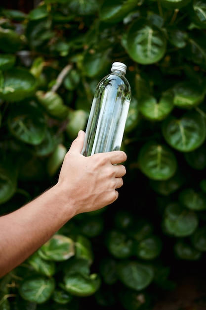 Bottiglia riutilizzabile in vetro trasparente per acqua a mano