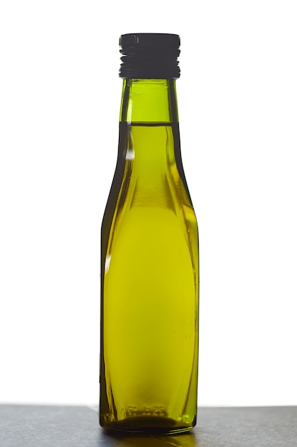 Bottiglia verde riempita con olio d&#39;oliva