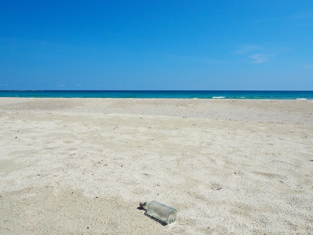 Bottiglia vuota sulla spiaggia.