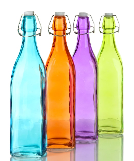 Bottiglie colorate isolate su bianco