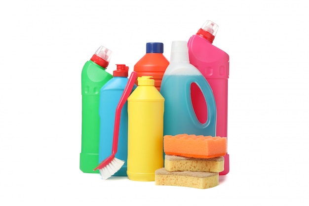 Bottiglie con detersivo e prodotti per la pulizia isolati su bianco