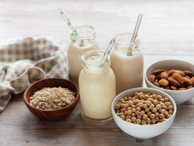 Bottiglie con latte vegetale diverso - latte di soia, mandorle e avena.