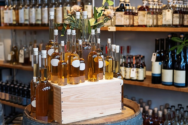 Bottiglie con scaffali di cognac con bevande alcoliche nel negozio