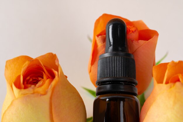 Bottiglie cosmetiche con petali di rose, copia spazio