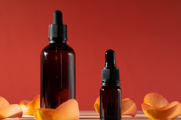 Bottiglie cosmetiche con petali di rose, copia spazio