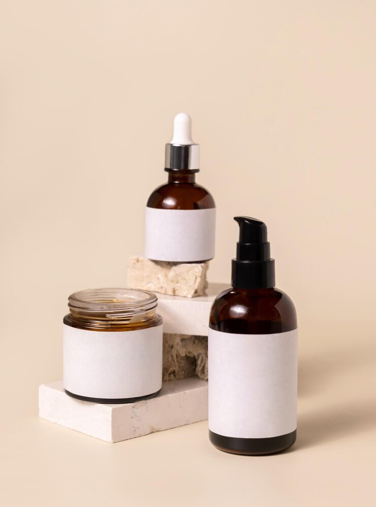 Foto bottiglie cosmetiche su pietre beige su beige chiaro primo piano etichette mockup