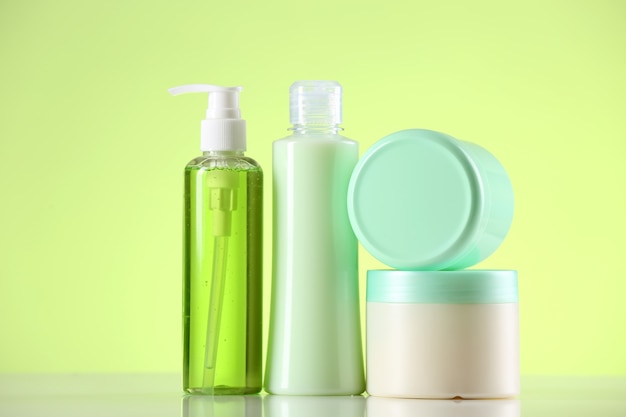 Bottiglie cosmetiche su verde chiaro