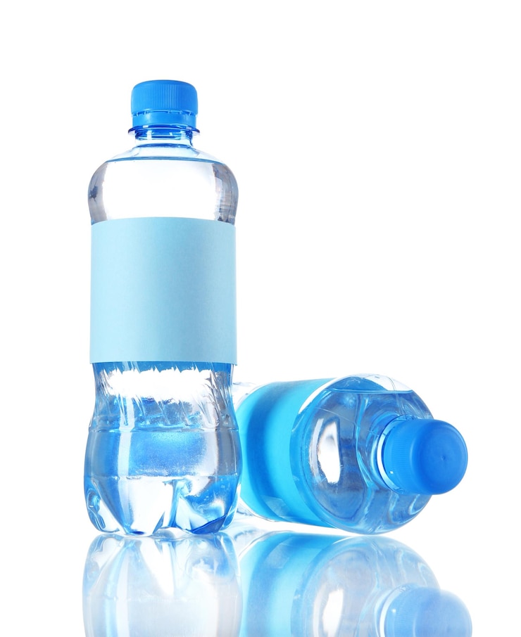 Foto bottiglie d'acqua isolate su bianco