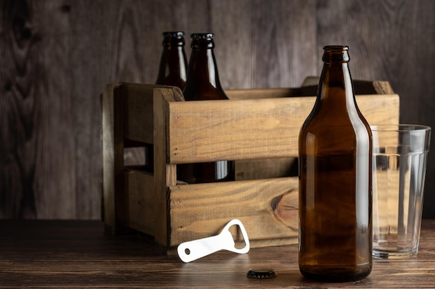 Bottiglie di birra vuote d'ambra su uno sfondo di legno rustico