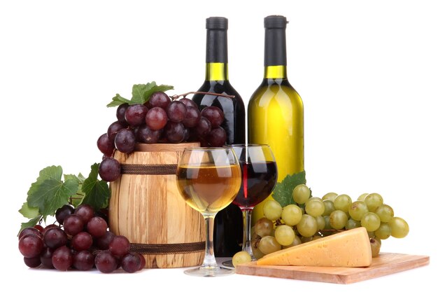 Bottiglie di botte e bicchieri di vino formaggio e uva isolati su bianco