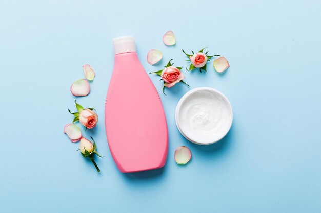 Bottiglie di cura sanitaria di lusso per la crema con fiore di rosa concetto di cosmetici di spa oranic naturale modello di top view