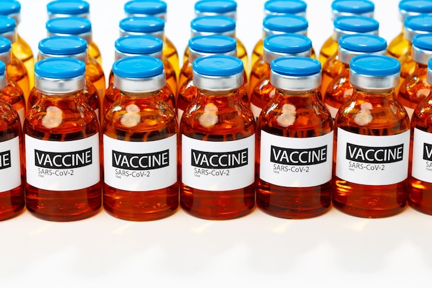Bottiglie di fiala di vaccino Sars-cov-2 sul tavolo bianco