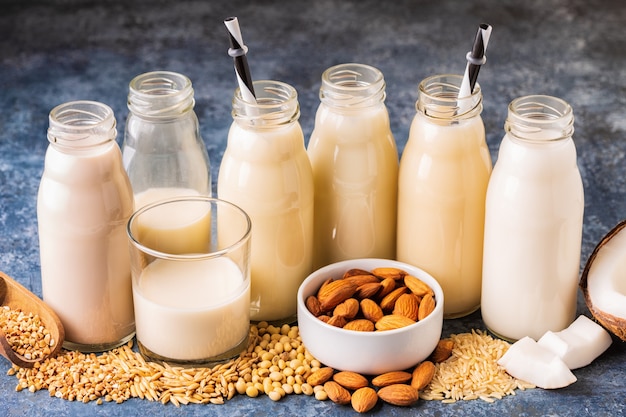 Bottiglie di latte alternativo e ingredienti per cucinare.