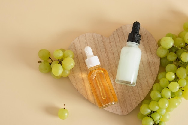 Bottiglie di mock up diverse con cosmetici naturali con estratto d'uva