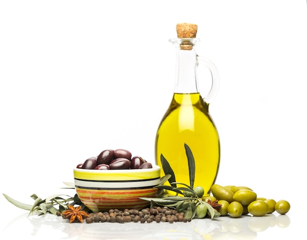 Bottiglie di olio d'oliva condimento biologico di olive verdi ingrediente di olive verdi