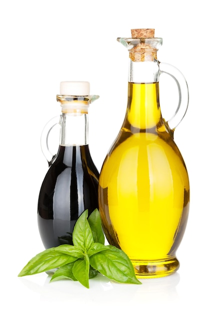 Bottiglie di olio d'oliva e aceto con basilico