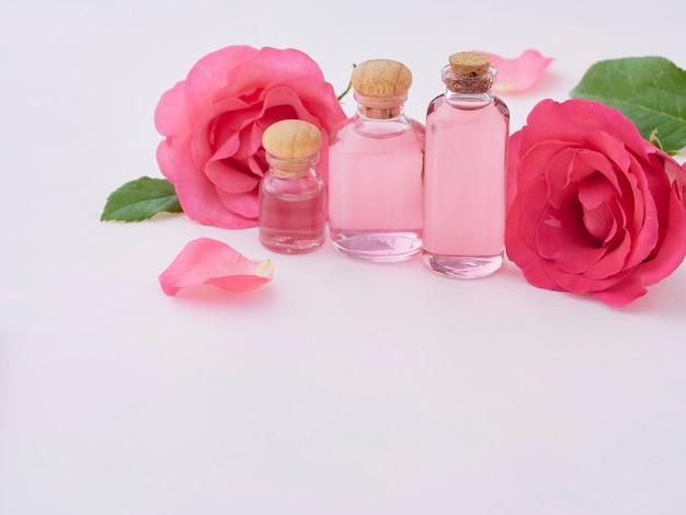 Bottiglie di olio essenziale di rosa