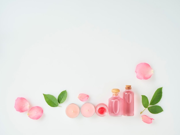 Bottiglie di olio essenziale e rose