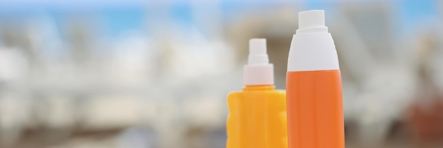 Bottiglie di plastica arancione e un asciugamano beige su un lettino da spiaggia